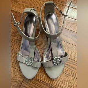 DENVER HAYES | 7 | light beige/grey/neutral colour sandals t-strap,silver detail